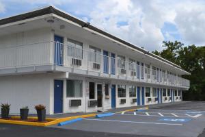 Un gran edificio blanco con detalles azules. en Noble Suites Jacksonville, en Jacksonville