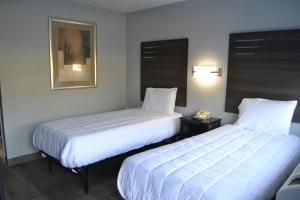 een hotelkamer met 2 bedden en een telefoon bij Home 1 Great Stay in Jacksonville