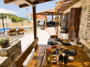 una mesa de madera con comida en el patio en Šolta Stone House, en Stomorska