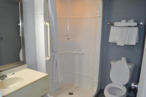 Un baño con ducha, inodoro y lavabo. en Noble Suites Jacksonville, en Jacksonville 8 fotos más
