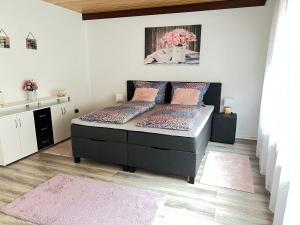 een slaapkamer met een bed met 2 kussens bij 3 Zimmer Ferienwohnung Denis in Oberwesel