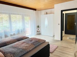 een slaapkamer met een bed en een groot raam bij 3 Zimmer Ferienwohnung Denis in Oberwesel