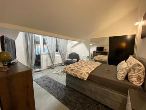um quarto com uma cama e uma televisão em Kula Apartman 2 em Brcko