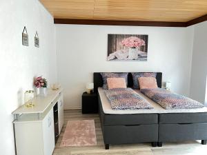 een slaapkamer met een bed met kussens erop bij 3 Zimmer Ferienwohnung Denis in Oberwesel