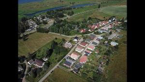 eine Luftansicht eines Dorfes mit Häusern und Bäumen in der Unterkunft Familie Fritz in Gager