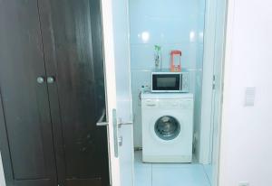 a bathroom with a washing machine and a microwave at Premier Studio 2P LG in Vienna