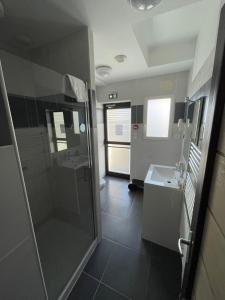 uma casa de banho com um chuveiro e um lavatório. em La Rotonde em Saint Malo