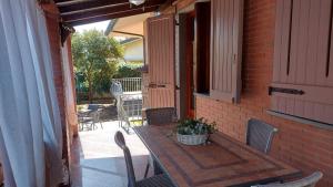 a patio with a table and chairs on a brick house at Villa Daria in Forte dei Marmi