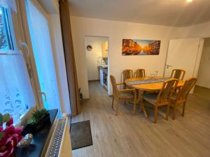 - une salle à manger avec une table et des chaises dans l'établissement Ferienwohnung Augsburg 2, à Augsbourg