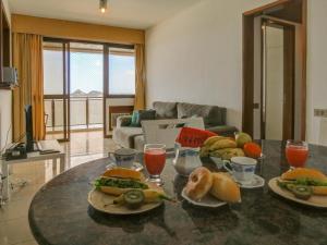 una mesa con platos de comida en la sala de estar en Apart Hotel Barra Leme com Vista Mar Maravillhosa B1-002o, en Río de Janeiro
