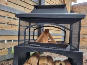 una estufa de leña negra con una tabla de cortar en ella en Angelas Hideaway private hot tub and sauna, en Dungannon