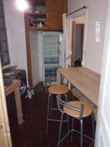 - une cuisine avec une table et deux tabourets dans l'établissement Logement proche de tout, à Saint-Laurent-de-Neste