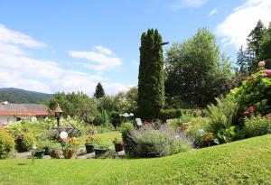 A garden outside Ferienwohnung Schellander Privatstrand