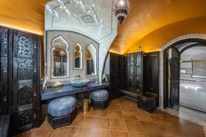 Giường trong phòng chung tại Atrium Konak