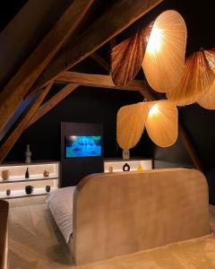 - une chambre avec un lit, une télévision et des lumières dans l'établissement Suite la cabaña, 