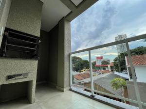 an empty balcony with a view of a building at Novo central 2 quartos wifi/garagem/elevador in Foz do Iguaçu