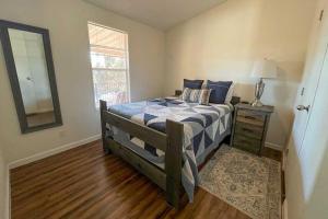 Schlafzimmer mit einem Bett, einer Kommode und einem Spiegel in der Unterkunft Sedona Home with View, Half-Mi to Chimney Rock! in Sedona