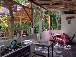 een keuken met een fornuis en een tafel in een kamer bij TierraViva in Tobia