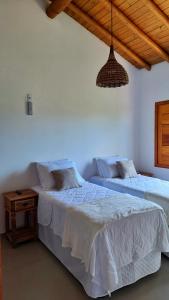 Tempat tidur dalam kamar di Aldeia Biribiri - Pousada