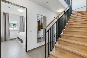 デンツリンゲンにあるEmpire Living: Denzlingen Marktplatzの鏡付きの家の階段 +50枚の写真