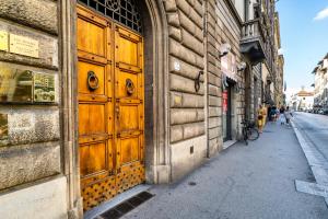 una grande porta di legno sul lato di un edificio di Live Florence Guest House a Firenze