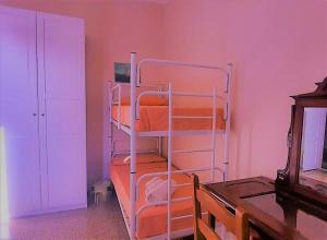 1 dormitorio con 3 literas en una habitación en Borgo Nuovo Housing en Fucecchio