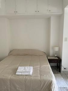 Una cama con dos toallas en una habitación en Recoleta Suite Studio Profesional WIFI Museos en Buenos Aires