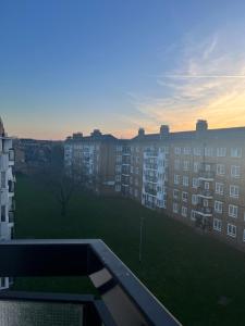 uma vista para uma cidade com edifícios altos em Addington House 4 beds em Londres