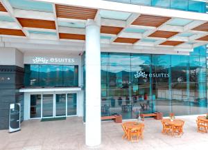 un centre commercial avec des tables et des chaises en face d'un bâtiment dans l'établissement eSuites Hotel Recreio Shopping, à Rio de Janeiro