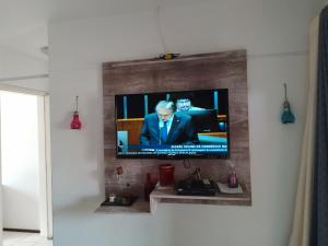 TV a/nebo společenská místnost v ubytování Apt com vista para o mar
