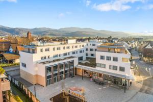 デンツリンゲンにあるEmpire Living: Denzlingen Marktplatzの都市の建物の航空写真