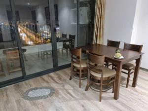 - une salle à manger avec une table et des chaises en bois dans l'établissement Căn hộ cao cấp tầng cao đối diện Aeon Mall 2PN/2PT, à Hanoï