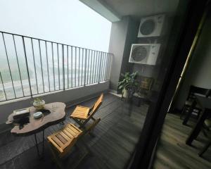 Căn hộ cao cấp tầng cao đối diện Aeon Mall 2PN/2PT في هانوي: شرفة مع طاولة وكراسي على شرفة