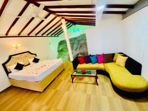 een woonkamer met een bed en een bank bij Sindu Grand Cabana Bentota in Bentota