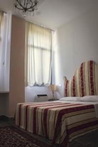 Un pat sau paturi într-o cameră la Villa Carrer