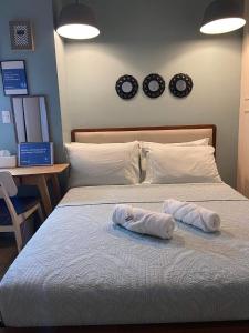sypialnia z łóżkiem z dwoma ręcznikami w obiekcie Modern and Cozy Studio near Airport Terminal 3 w mieście Manila