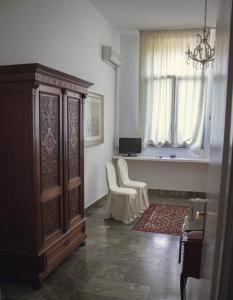 una sala de estar con un gran armario de madera y una ventana en Villa Carrer, en Porto Viro