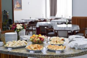 una mesa con muchos tipos diferentes de comida en ella en Map Hotel en Lages