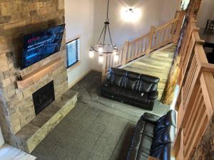 TV a/nebo společenská místnost v ubytování Hot Tub 25 min to Yellowstone