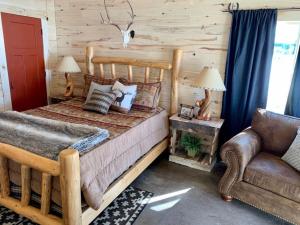 a log cabin bedroom with a bed and a couch at Newly Built, Fire Pit, Kitchen in Rea