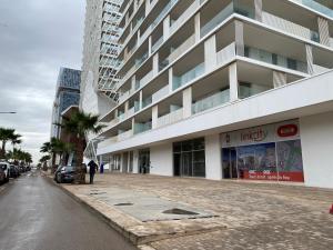 un edificio sul lato di una strada di La casa a Casablanca