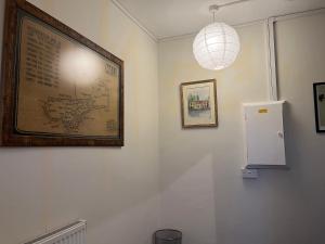 una stanza con una mappa e una foto sul muro di Addington House 4 beds a Londra