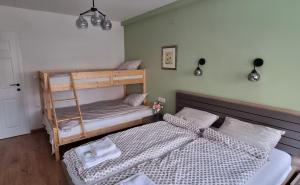 1 dormitorio con 2 literas y 1 cama en Good morning Ohrid, en Ohrid