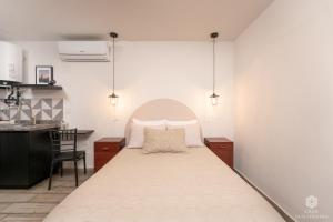 1 dormitorio con 1 cama blanca grande en una habitación en Casa Guillermina, en Durango