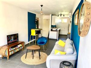 Μια τηλεόραση ή/και κέντρο ψυχαγωγίας στο Appart cosy à Pointe-à-Pitre