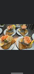 een groep borden met voedsel op een tafel bij The Fox Inn in Abingdon