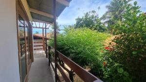 Un balcón de una casa con arbustos y árboles en Casa Mangue, en Camocim