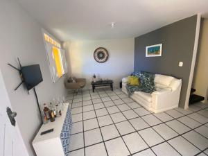 sala de estar con sofá y mesa en Casa de Praia Refúgio, en Aracaju