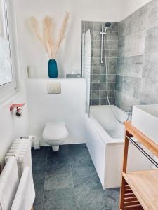 W łazience znajduje się toaleta, wanna i umywalka. w obiekcie Hôtel Jules w mieście Le Touquet-Paris-Plage