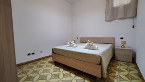 una camera con un letto di Almiva alloggio confortevole vicino alla Scala dei Turchi a Realmonte